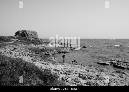 Italien, Sizilien, Puntabraccetto Strand (Provinz Ragusa), Mittelmeer, sizilianische südöstliche felsige Küste Stockfoto