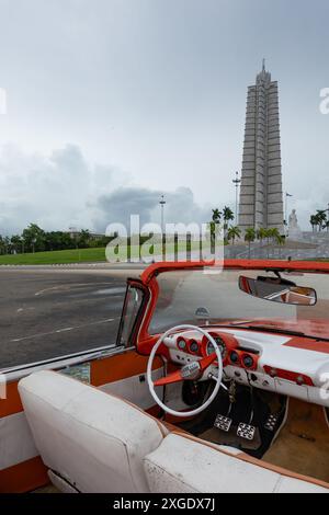 HAVANNA, KUBA - 28. AUGUST 2023: Innenraum des 1959er Chevrolet Impala Cabrios vor dem José Martí Memorial Scyscraper in Havanna, Kuba Stockfoto