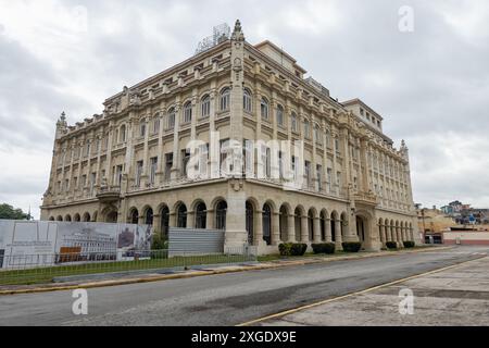 HAVANNA, KUBA - 28. AUGUST 2023: Gebäude des Museo de la Revolucion in Havanna, Kuba Stockfoto