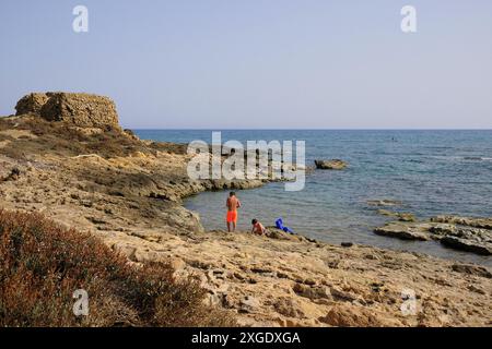 Italien, Sizilien, Puntabraccetto Strand (Provinz Ragusa), Mittelmeer, sizilianische südöstliche felsige Küste Stockfoto