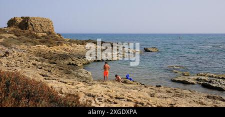 Italien, Sizilien, Puntabraccetto Strand (Provinz Ragusa), Mittelmeer, sizilianische südöstliche felsige Küste Stockfoto