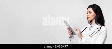 Arzt Verwendet Tablet Vor Weißem Hintergrund Stockfoto