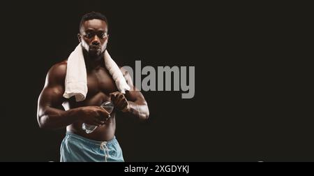 Muskulöser Mann, Der Nach Dem Training Eine Wasserflasche Hält Stockfoto