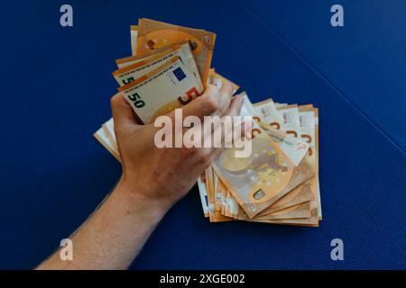 Nahaufnahme der Hand eines Mannes, der einen Haufen Geld hält Stockfoto