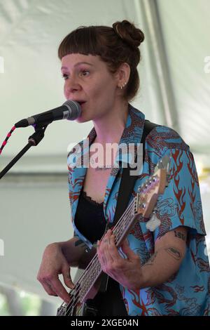 Weibliche Bassspielerin - Tina Leon Band - Sunfest 2024 Stockfoto