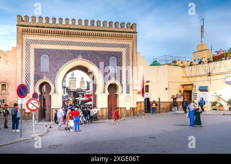 Fès, Marokko - 17. März 2024: Blick auf das berühmte historische Tor von Bab Bou Jeloud. Ist ein kunstvolles Stadttor und der westliche Haupteingang von Fes el Bali, t Stockfoto