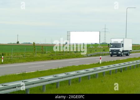 Tarnow, Polen - 19. Mai 2023: Eine große Plakatwand, die an der Seite einer stark befahrenen Autobahn sichtbar ist und die Aufmerksamkeit von vorbeifahrenden Fahrern und Co. Auf sich zieht Stockfoto