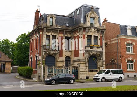 Cambrai, Frankreich - 21. Mai 2023: Ein opulentes Herrenhaus in Cambrai, Frankreich, mit komplizierten Details und zeitlosem Charme. Stolz auf einer ruhigen Straße zu stehen, Stockfoto