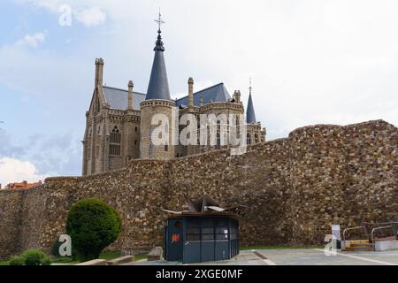 Astorga, Spanien - 3. Juni 2023: Ein Blick auf den Bischofspalast in Astorga, Spanien, ein atemberaubendes Beispiel für Antoni Gaudis Architektur. Der Palast ist kompliziert Stockfoto