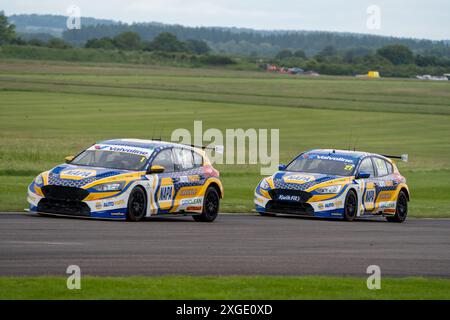 Andover, Hampshire - 9. Juni 2024: British Touring Car Championship Thruxton Round 12 Ash Sutton 1 und Dan Cammish 27 Napa Racing UK Stockfoto