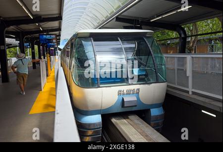 Die berühmte Seattle Monorail wartet an der Station Seattle Center auf Passagiere; die Monorail läuft seit 1962. Stockfoto