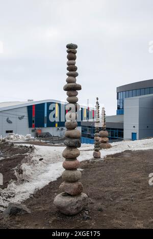 Steine wurden als Türme auf Niaqunngusiariaq in Iqaluit, Nunavut, Kanada gestapelt Stockfoto