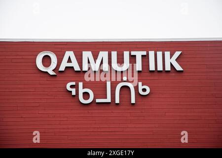 Schild für das Qamutiik-Gebäude an den Four Corners am Queen Elizabeth Way in Iqaluit, Nunavut, Kanada Stockfoto