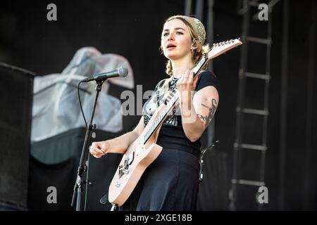 Oslo, Norwegen. Juni 2024. Die US-amerikanische Hardcore-Punkband Turnstile spielt ein Live-Konzert während des norwegischen Musikfestivals Tons of Rock 2024 in Oslo. Hier ist Gitarrist Meg Mills live auf der Bühne zu sehen. Stockfoto