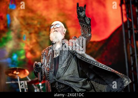 Oslo, Norwegen. Juni 2024. Die englische Heavy-Metal-Band Judas Priest gibt ein Live-Konzert während des norwegischen Musikfestivals Tons of Rock 2024 in Oslo. Hier ist Sänger Rob Halford live auf der Bühne zu sehen. Stockfoto