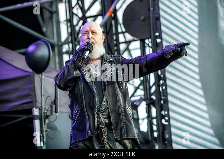 Oslo, Norwegen. Juni 2024. Die englische Heavy-Metal-Band Judas Priest gibt ein Live-Konzert während des norwegischen Musikfestivals Tons of Rock 2024 in Oslo. Hier ist Sänger Rob Halford live auf der Bühne zu sehen. Stockfoto