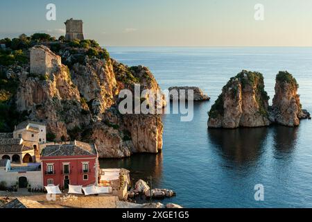 Fantastisches Panorama bei Sonnenaufgang in der Tonnara di Scopello, Provinz Trapani, Sizilien. Italien Stockfoto