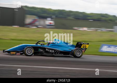 Andover, Hampshire - 8. Juni 2024: FIA Formel 4 Thruxton Qualifying Yuhao FU Virtuosi Racing Stockfoto