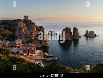 Fantastisches Panorama bei Sonnenaufgang in der Tonnara di Scopello, Provinz Trapani, Sizilien. Italien Stockfoto