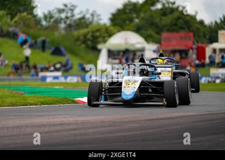 Andover, Hampshire - 8. Juni 2024: FIA Formel 4 Thruxton Qualifying Yuanpu CUI Phinsys von Argenti Stockfoto