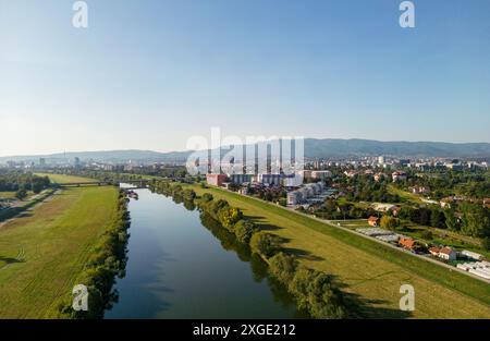 Zagreb Stadtpanorama über das Borovje-Viertel, das am nördlichen Ufer der Save erbaut wurde und mit Drohne fotografiert wurde Stockfoto