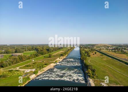 Blick aus der Vogelperspektive auf die Stromschnellen des Flusses Save, auf der östlichen Seite der Stadt Zagreb, Kroatien, mit versteckter, grüner Oase der Nebenflüsse des Flusses Save hinter dem Heizwerk Stockfoto