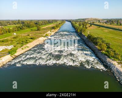 Blick aus der Vogelperspektive auf die Stromschnellen des Flusses Save, auf der östlichen Seite der Stadt Zagreb, Kroatien, mit versteckter, grüner Oase der Nebenflüsse des Flusses Save hinter dem Heizwerk Stockfoto