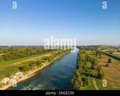 Blick aus der Vogelperspektive auf die Stromschnellen des Flusses Save, auf der östlichen Seite der Stadt Zagreb, Kroatien, mit versteckter, grüner Oase der Nebenflüsse des Flusses Save hinter dem Heizwerk Stockfoto