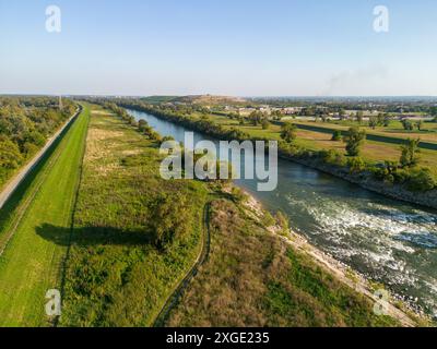 Blick aus der Vogelperspektive auf die Stromschnellen des Flusses Save, auf der östlichen Seite der Stadt Zagreb, Kroatien, mit versteckter, grüner Oase der Nebenflüsse des Flusses Save hinter dem Heizwerk Stockfoto