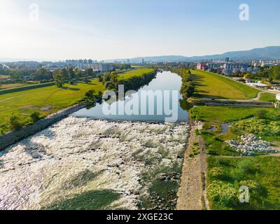 Zagreb Stadtpanorama über das Borovje-Viertel, das am nördlichen Ufer der Save erbaut wurde und mit Drohne fotografiert wurde Stockfoto