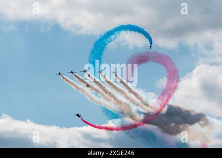 RAF Red Arrows zeigt ein Team auf der Sywell Airshow 2024 in Northamptonshire, Großbritannien, und fliegt die Tornado Formation im Abendlicht Stockfoto