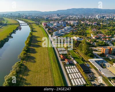 Zagreb Stadtpanorama über das Borovje-Viertel, das am nördlichen Ufer der Save erbaut wurde und mit Drohne fotografiert wurde Stockfoto