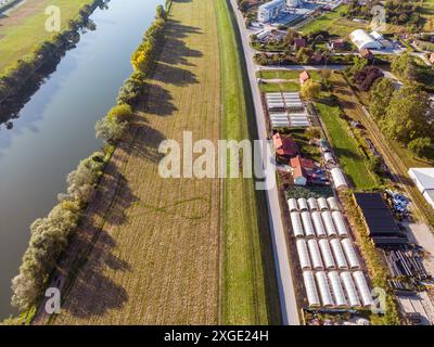 Zagreb Stadtpanorama über das Borovje-Viertel, das am nördlichen Ufer der Save erbaut wurde und mit Drohne fotografiert wurde Stockfoto