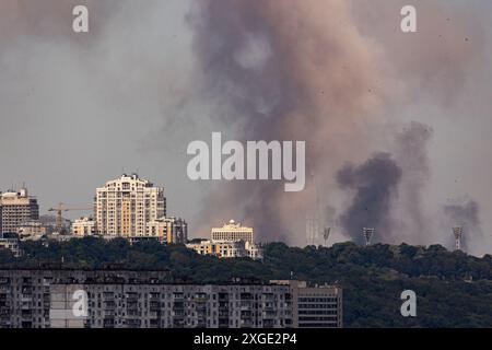 Kiew, Ukraine - 08. Juli 2024: Rauch steigt über der Skyline der Stadt auf, nachdem Russland einen Raketenangriff auf die zivile Infrastruktur der Hauptstadt-ci getroffen hatte Stockfoto