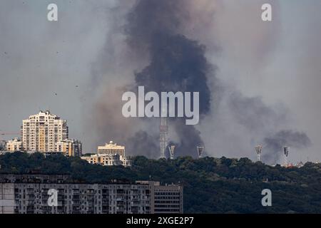 Kiew, Ukraine - 08. Juli 2024: Rauch steigt über der Skyline der Stadt auf, nachdem Russland einen Raketenangriff auf die zivile Infrastruktur der Hauptstadt-ci getroffen hatte Stockfoto