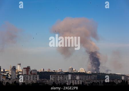 Kiew, Ukraine - 08. Juli 2024: Rauch steigt über der Skyline der Stadt auf, nachdem Russland einen Raketenangriff auf die zivile Infrastruktur der Hauptstadt-ci getroffen hatte Stockfoto