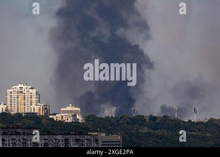 Kiew, Ukraine - 08. Juli 2024: Rauch steigt über der Skyline der Stadt auf, nachdem Russland einen Raketenangriff auf die zivile Infrastruktur der Hauptstadt-ci getroffen hatte Stockfoto