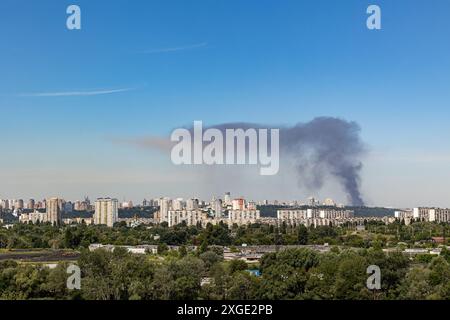 Kiew, Ukraine - 08. Juli 2024: Rauch steigt über der Skyline der Stadt auf, nachdem Russland einen Raketenangriff auf die zivile Infrastruktur der Hauptstadt-ci getroffen hatte Stockfoto