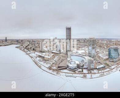 Jekaterinburg-Stadt mit Gebäuden der Regionalregierung und des Parlaments, Dramatisches Theater, Iset-Turm, Yeltsin-Zentrum, Panoramablick bei Sonnenuntergang im Winter Stockfoto