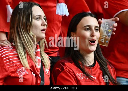 DÜSSELDORF, DEUTSCHLAND - 6. JULI: Schweizer Fans beim Viertelfinalspiel der UEFA EURO 2024 zwischen England und der Schweiz in der D¸sseldorf Arena ON Stockfoto