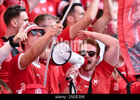 DÜSSELDORF, DEUTSCHLAND - 6. JULI: Schweizer Fans beim Viertelfinalspiel der UEFA EURO 2024 zwischen England und der Schweiz in der D¸sseldorf Arena ON Stockfoto