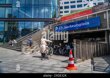 Ein- und Ausfahrt des Fahrradparkhauses am Bahnhof Utrecht Centraal, Jaarbeursplein, Utrecht, Niederlande Fahrradparkhaus Utrecht *** Eingang und Ausgang des Fahrradparkhauses am Bahnhof Utrecht Centraal, Jaarbeursplein, Utrecht, Niederlande Fahrradparkhaus Utrecht Stockfoto