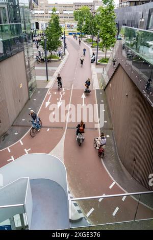 Ein- und Ausfahrt des Fahrradparkhauses am Bahnhof Utrecht Centraal, Stationsplein, über 13,000 Stellplätze, gilt als größtes Fahrradparkhaus der Welt, über 3 Etagen unterirdisch, Utrecht, Niederlande Fahrradparkhaus Utrecht *** Eingang und Ausgang der Fahrradparkgarage am Bahnhof Utrecht Centraal, Stationsplein, über 13.000 Parkplätze, gilt als das größte Fahrradparkhaus der Welt, über 3 unterirdische Etagen, Utrecht, Niederlande Fahrradparkhaus Utrecht Stockfoto