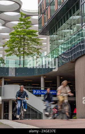 Ein- und Ausfahrt des Fahrradparkhauses am Bahnhof Utrecht Centraal, Stationsplein, über 13,000 Stellplätze, gilt als größtes Fahrradparkhaus der Welt, über 3 Etagen unterirdisch, Utrecht, Niederlande Fahrradparkhaus Utrecht *** Eingang und Ausgang der Fahrradparkgarage am Bahnhof Utrecht Centraal, Stationsplein, über 13.000 Parkplätze, gilt als das größte Fahrradparkhaus der Welt, über 3 unterirdische Etagen, Utrecht, Niederlande Fahrradparkhaus Utrecht Stockfoto