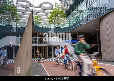 Ein- und Ausfahrt des Fahrradparkhauses am Bahnhof Utrecht Centraal, Stationsplein, über 13,000 Stellplätze, gilt als größtes Fahrradparkhaus der Welt, über 3 Etagen unterirdisch, Utrecht, Niederlande Fahrradparkhaus Utrecht *** Eingang und Ausgang der Fahrradparkgarage am Bahnhof Utrecht Centraal, Stationsplein, über 13.000 Parkplätze, gilt als das größte Fahrradparkhaus der Welt, über 3 unterirdische Etagen, Utrecht, Niederlande Fahrradparkhaus Utrecht Stockfoto