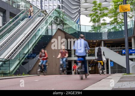 Ein- und Ausfahrt des Fahrradparkhauses am Bahnhof Utrecht Centraal, Stationsplein, über 13,000 Stellplätze, gilt als größtes Fahrradparkhaus der Welt, über 3 Etagen unterirdisch, Utrecht, Niederlande Fahrradparkhaus Utrecht *** Eingang und Ausgang der Fahrradparkgarage am Bahnhof Utrecht Centraal, Stationsplein, über 13.000 Parkplätze, gilt als das größte Fahrradparkhaus der Welt, über 3 unterirdische Etagen, Utrecht, Niederlande Fahrradparkhaus Utrecht Stockfoto