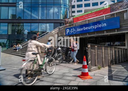 Ein- und Ausfahrt des Fahrradparkhauses am Bahnhof Utrecht Centraal, Jaarbeursplein, Utrecht, Niederlande Fahrradparkhaus Utrecht *** Eingang und Ausgang des Fahrradparkhauses am Bahnhof Utrecht Centraal, Jaarbeursplein, Utrecht, Niederlande Fahrradparkhaus Utrecht Stockfoto