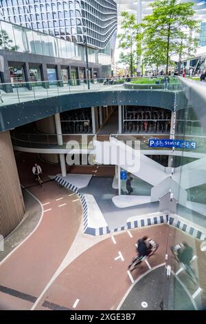 Ein- und Ausfahrt des Fahrradparkhauses am Bahnhof Utrecht Centraal, Stationsplein, über 13,000 Stellplätze, gilt als größtes Fahrradparkhaus der Welt, über 3 Etagen unterirdisch, Utrecht, Niederlande Fahrradparkhaus Utrecht *** Eingang und Ausgang der Fahrradparkgarage am Bahnhof Utrecht Centraal, Stationsplein, über 13.000 Parkplätze, gilt als das größte Fahrradparkhaus der Welt, über 3 unterirdische Etagen, Utrecht, Niederlande Fahrradparkhaus Utrecht Stockfoto