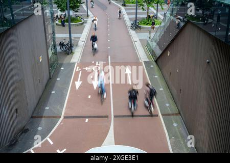 Ein- und Ausfahrt des Fahrradparkhauses am Bahnhof Utrecht Centraal, Stationsplein, über 13,000 Stellplätze, gilt als größtes Fahrradparkhaus der Welt, über 3 Etagen unterirdisch, Utrecht, Niederlande Fahrradparkhaus Utrecht *** Eingang und Ausgang der Fahrradparkgarage am Bahnhof Utrecht Centraal, Stationsplein, über 13.000 Parkplätze, gilt als das größte Fahrradparkhaus der Welt, über 3 unterirdische Etagen, Utrecht, Niederlande Fahrradparkhaus Utrecht Stockfoto