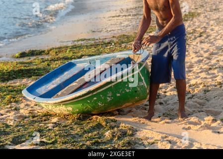 Salvador, Bahia, Brasilien - 27. Januar 2019: Fischerboote parkten am Strand von Rio Vermelho in der Stadt Salvador, Bahia. Stockfoto